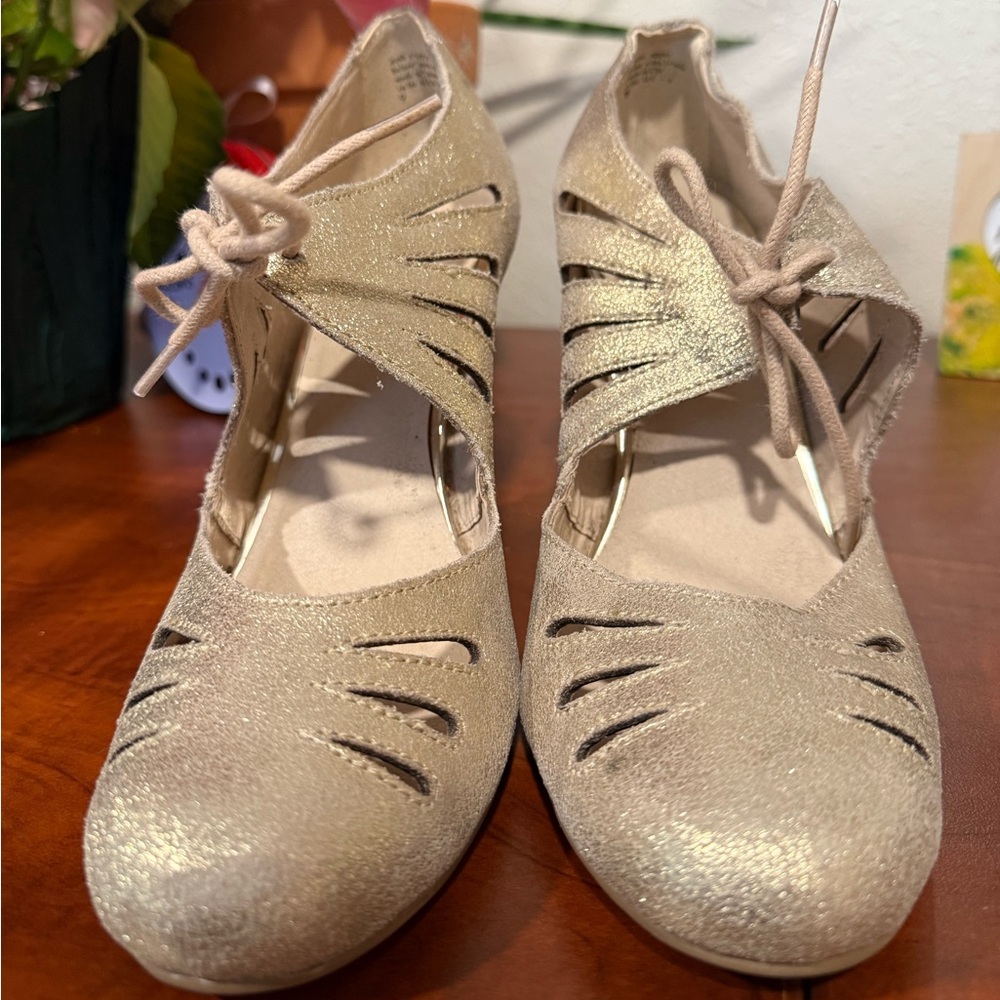 Seychelles gold heels. Size 9